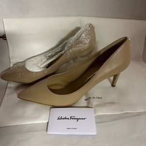 Nude Salvatore Ferragamo pumps